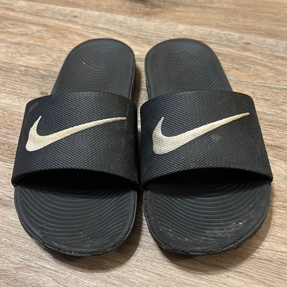 Size 5Y Nike Slides